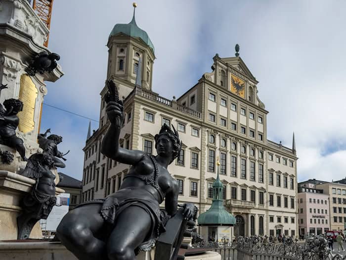 Die beiden Männer nutzten ein Gerüst, das derzeit für Sanierungsarbeiten am Augsburger Rathaus steht. (Archivbild) / Foto: Stefan Puchner/dpa