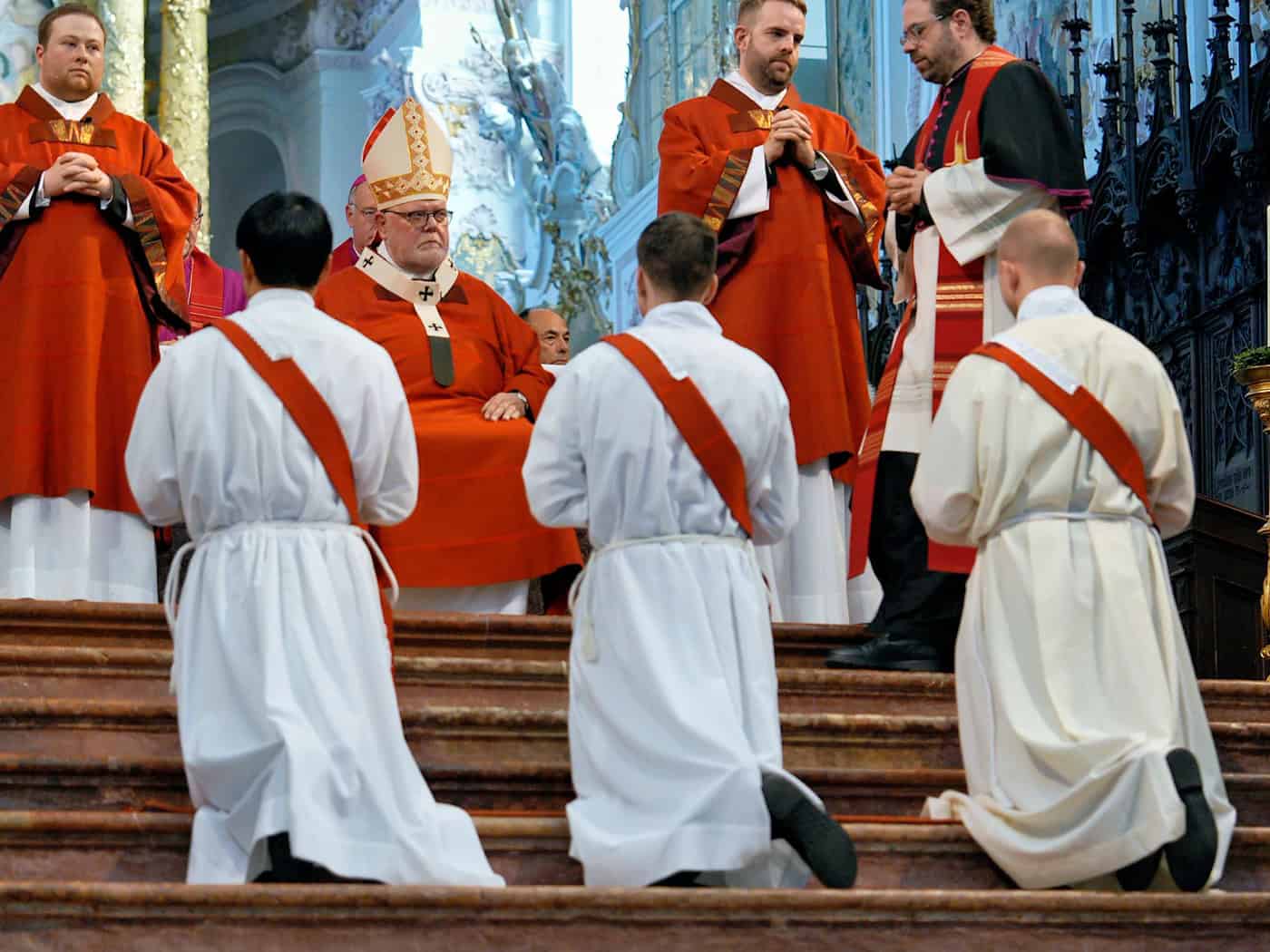 In einem feierlichen Gottesdienst spendete Marx die Weihe, die in der katholischen Kirche von hoher Bedeutung ist.  / Foto: Uwe Lein/dpa