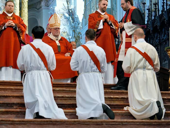 In einem feierlichen Gottesdienst spendete Marx die Weihe, die in der katholischen Kirche von hoher Bedeutung ist.  / Foto: Uwe Lein/dpa