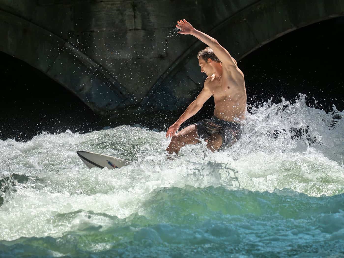 Surfen an der Eisbachwelle ist wieder einmal nicht möglich - Grund sind Arbeiten wegen Manipulationen an einem Wehr. (Archivbild) / Foto: Peter Kneffel/dpa