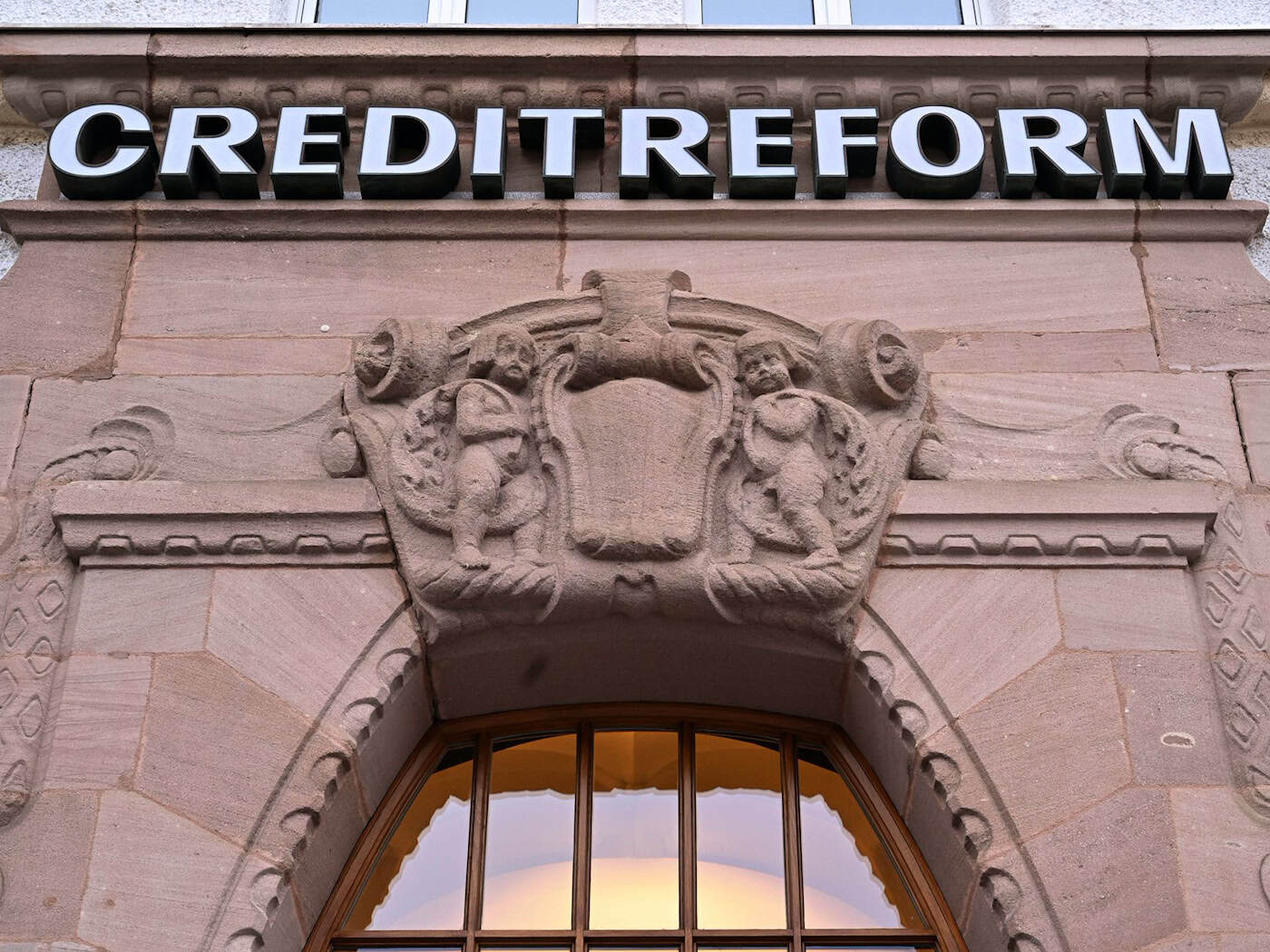 Die Wirtschaftsauskunftei Creditreform hat die Zahl der Firmeninsolvenzen für das erste Halbjahr hochgerechnet. (Archivbild) / Foto: Martin Schutt/dpa
