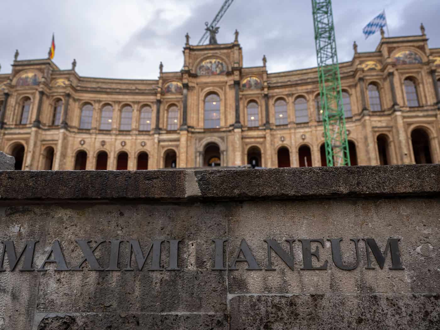 Die Abgeordneten des bayerischen Landtags bekommen ab Juli mehr Geld. (Archivbild) / Foto: Peter Kneffel/dpa