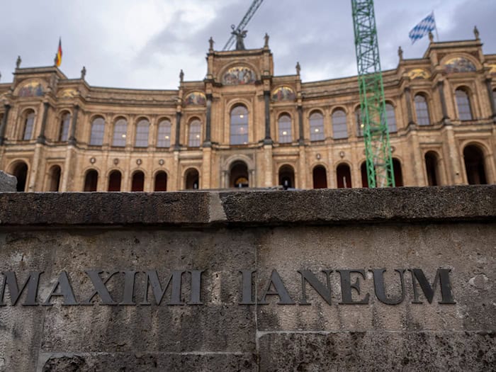Die Abgeordneten des bayerischen Landtags bekommen ab Juli mehr Geld. (Archivbild) / Foto: Peter Kneffel/dpa