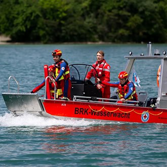 Für die Rettungskräfte an Bayerns Badeseen und Schwimmbädern gab es am Wochenende viel zu tun. (Symbolbild) / Foto: A4366 Sven Hoppe/dpa