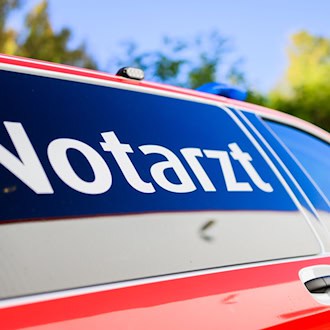 Mit schwersten Verletzungen wurde der Motorradfahrer in eine Klinik gebracht. (Symbolbild) / Foto: Julian Stratenschulte/dpa