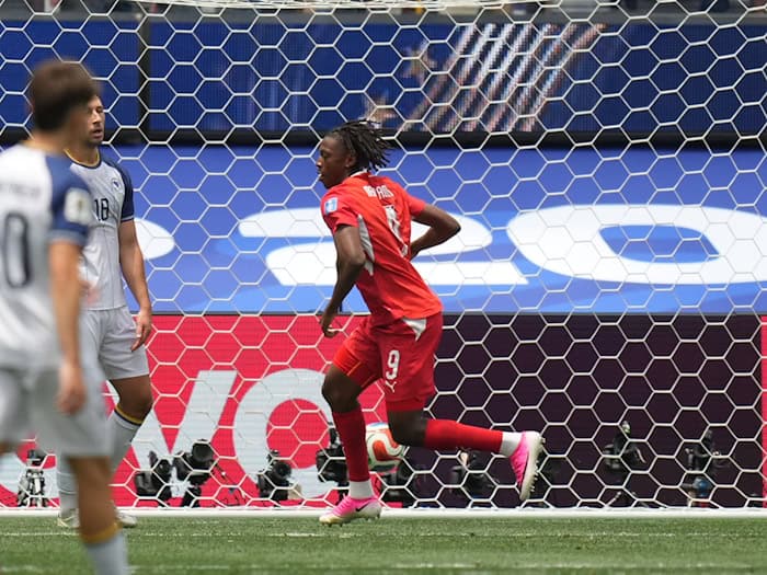 Manzambi erlöste die Schweiz mit dem 1:0 und traf dann auch noch zum 3:0. / Foto: Andre Penner/AP/dpa