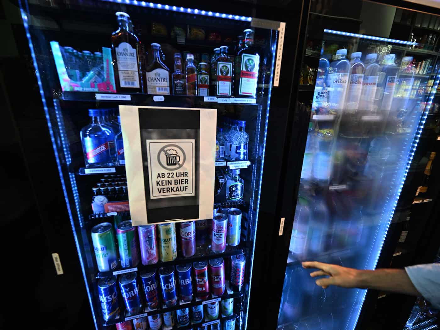Nach 22.00 Uhr kein Flaschenbier mehr? Das droht im Münchner Univiertel. (Archivbild) / Foto: Felix Hörhager/dpa
