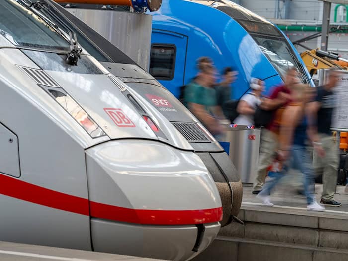 In München rollen die Züge wieder. / Foto: Peter Kneffel/dpa