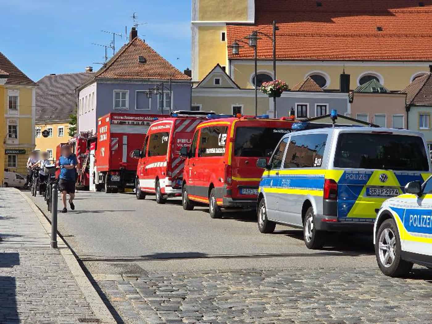 Die Feuerwehr verdünnte die Säure und leitete den Stoff in eine Kläranlage. / Foto: --/Zema Median/dpa