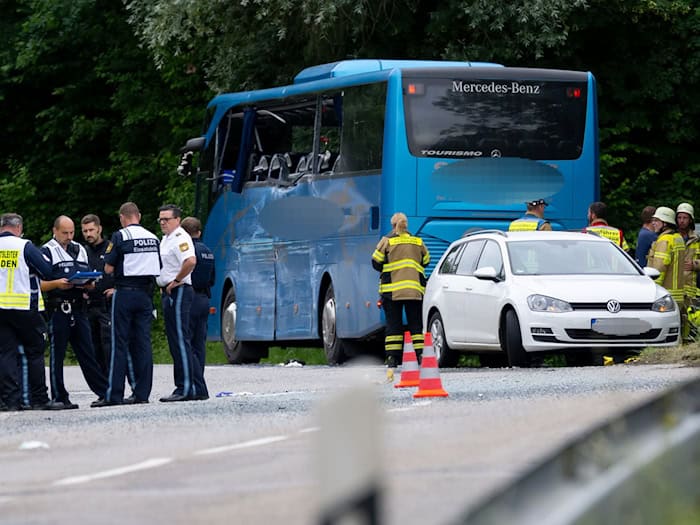 Ein schwerer Busunfall wirft neue Fragen der Verkehrssicherheit auf. / Foto: Sven Hoppe/dpa