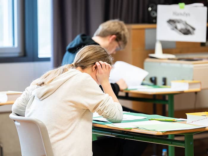 Schulaufgaben bleiben, aber neue Prüfungsformate kommen dazu. (Symbolbild) / Foto: Silas Stein/dpa