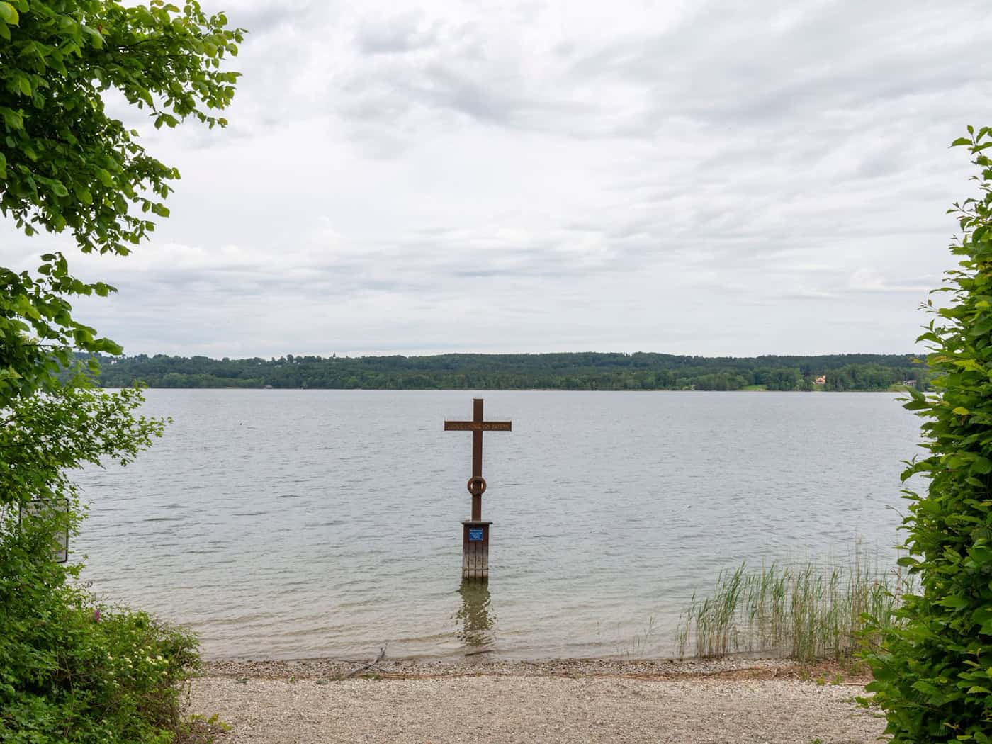 Ein Kreuz im Starnberger See markiert die Stelle, an der König Ludwig II. vor 140 Jahren tot gefunden wurde. / Foto: Peter Kneffel/dpa