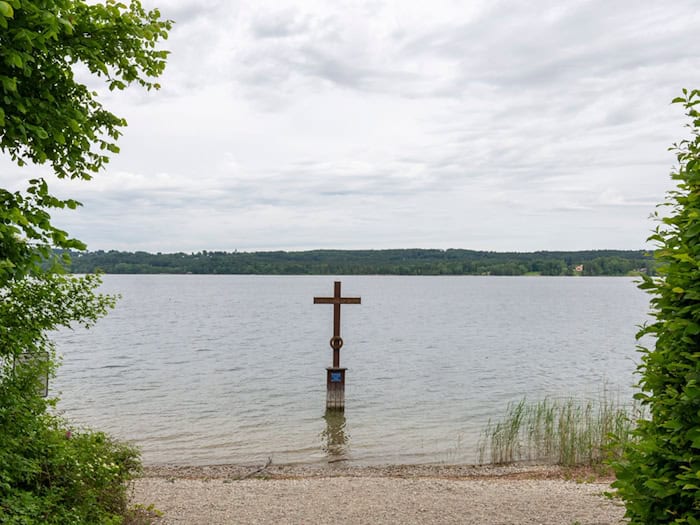 Ein Kreuz im Starnberger See markiert die Stelle, an der König Ludwig II. vor 140 Jahren tot gefunden wurde. / Foto: Peter Kneffel/dpa