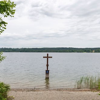Ein Kreuz im Starnberger See markiert die Stelle, an der König Ludwig II. vor 140 Jahren tot gefunden wurde. / Foto: Peter Kneffel/dpa
