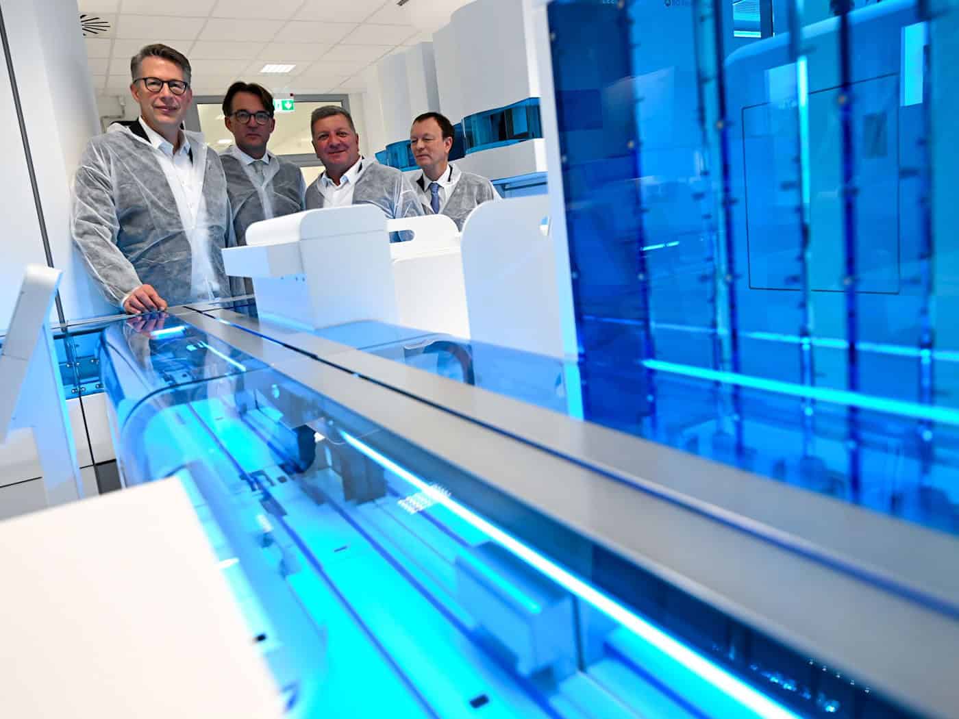 Die Minister Blume und Bernreiter machen sich ein Bild von dem neuen Diagnostikzentrum an der LMU.   / Foto: Sven Hoppe/dpa