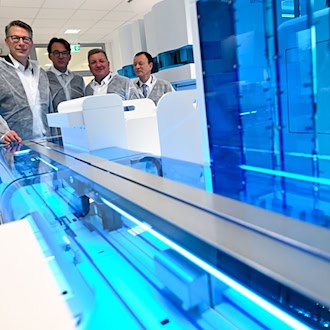 Die Minister Blume und Bernreiter machen sich ein Bild von dem neuen Diagnostikzentrum an der LMU.   / Foto: Sven Hoppe/dpa