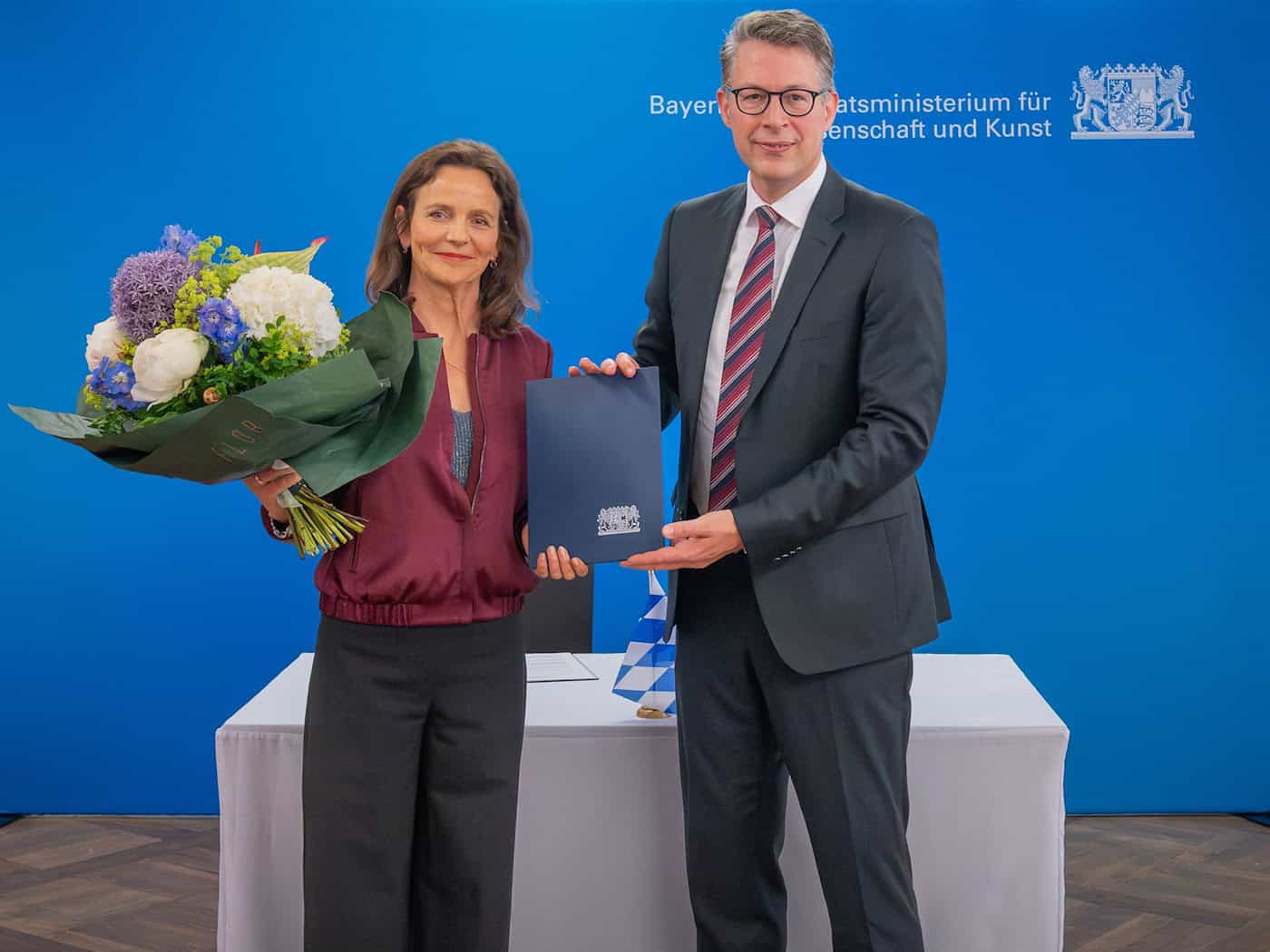 Amélie Niermeyer (l) wird ab Oktober die Bayerische Theaterakademie August Everding in München leiten. (Handout) / Foto: Axel König/Staatsministerium für Wissenschaft und Kunst/dpa