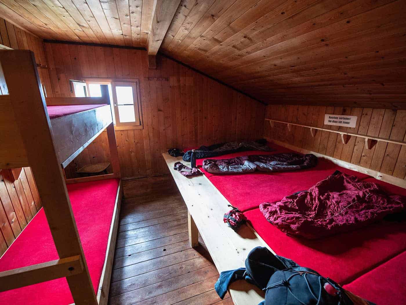 Die Schlafplätze in den Alpenvereinshütten sind begrenzt - und begehrt. (Archivbild)   / Foto: Matthias Balk/dpa/dpa-tmn