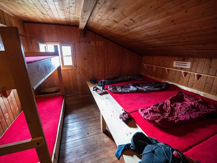 Die Schlafplätze in den Alpenvereinshütten sind begrenzt - und begehrt. (Archivbild)   / Foto: Matthias Balk/dpa/dpa-tmn