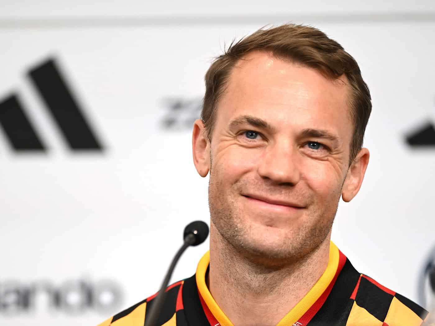 Manuel Neuer hält während der WM intensiv Kontakt zu Frau und Sohn daheim.  / Foto: Federico Gambarini/dpa
