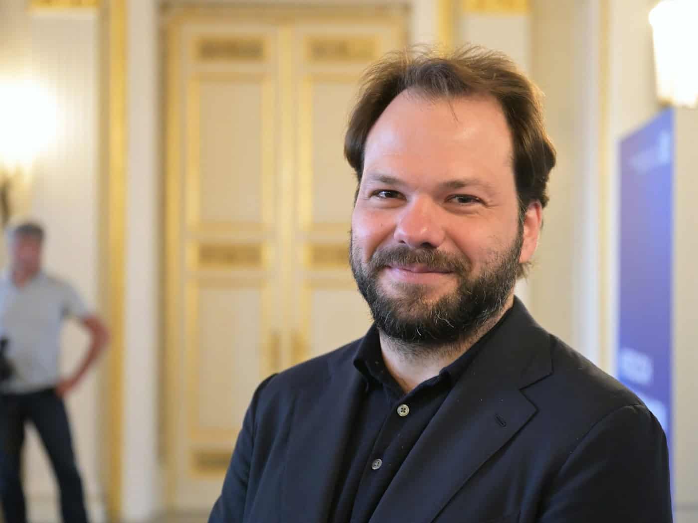 Petr Popelka  startet im Herbst 2029 als Generalmusikdirektor der Bayerischen Staatsoper in München.  (Archivbild) / Foto: Malin Wunderlich/dpa