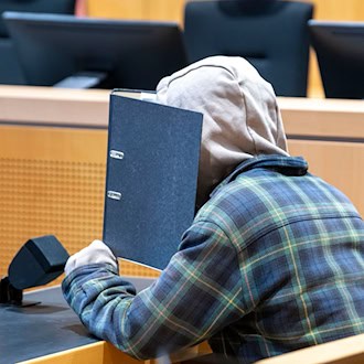 In dem langwierigen Verfahren hat der Angeklagtes meist geschwiegen. (Archivbild) / Foto: Stefan Puchner/dpa