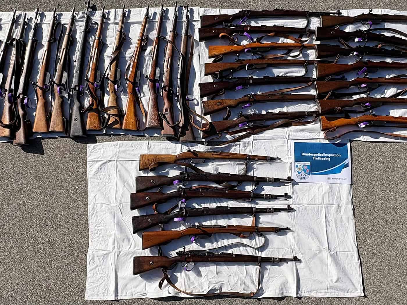 Die Polizei hat die Waffen konfisziert. / Foto: -/Bundespolizeiinspektion Freilassing/dpa