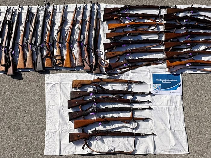 Die Polizei hat die Waffen konfisziert. / Foto: -/Bundespolizeiinspektion Freilassing/dpa