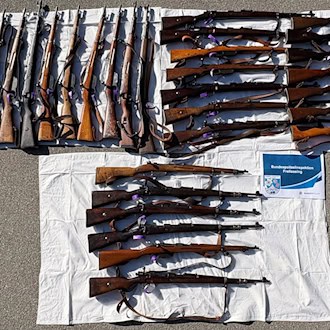 Die Polizei hat die Waffen konfisziert. / Foto: -/Bundespolizeiinspektion Freilassing/dpa