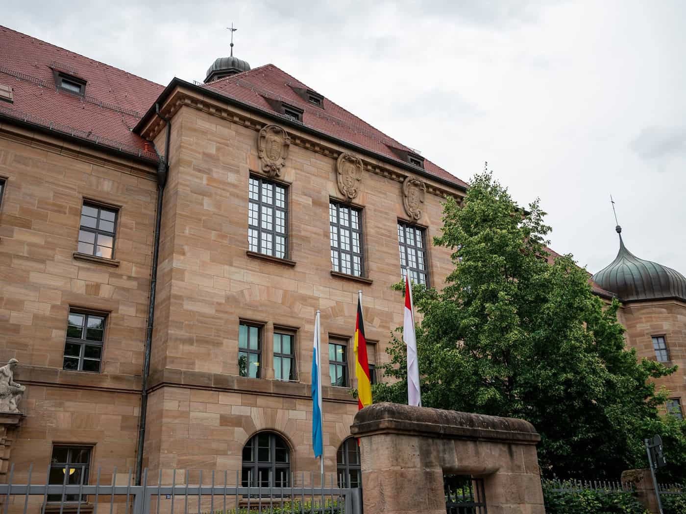 Der Prozess gegen Demonstranten, die auf den Hof des bayerischen Bauernpräsidenten eingedrungen sein sollen, ist in Nürnberg gestartet.  / Foto: Daniel Vogl/dpa