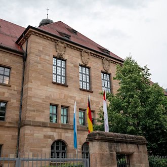 Der Prozess gegen Demonstranten, die auf den Hof des bayerischen Bauernpräsidenten eingedrungen sein sollen, ist in Nürnberg gestartet.  / Foto: Daniel Vogl/dpa