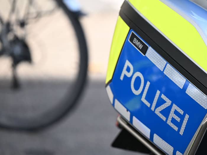 Der Fahrradfahrer stirbt an seinen Verletzungen - jetzt ermittelt die Polizei. (Symbolbild) / Foto: Bernd Weißbrod/dpa