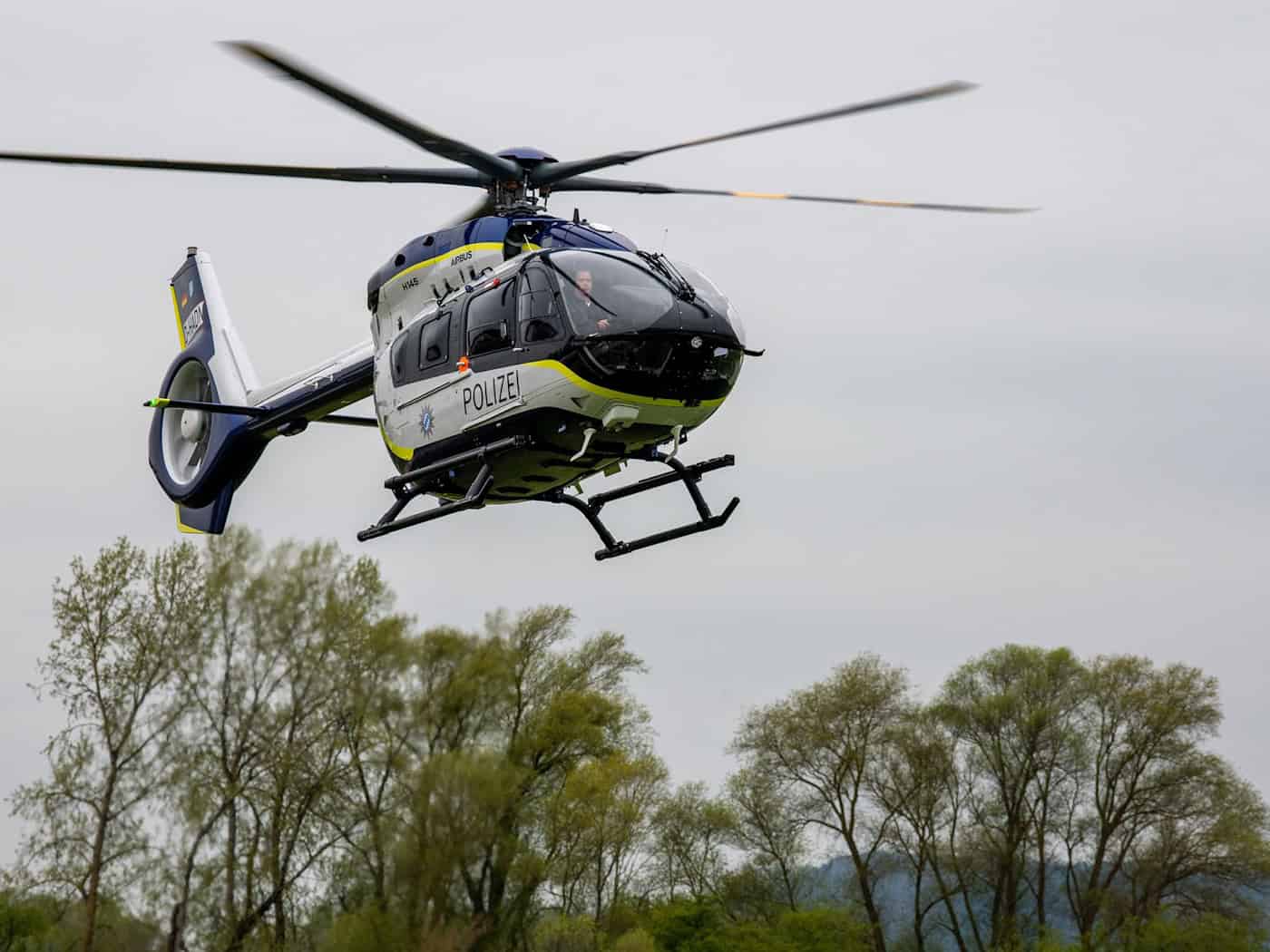 Die Polizei suchte auch mit einem Hubschrauber nach den beiden Männern. (Symbolbild) / Foto: Stefan Puchner/dpa