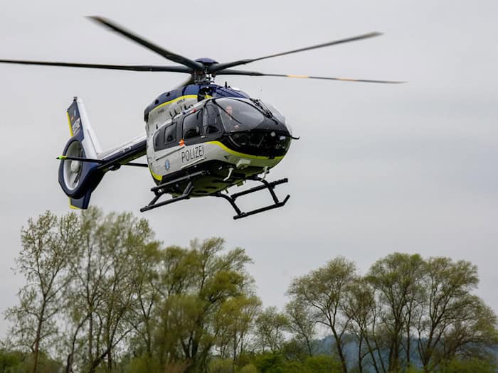 Die Polizei suchte auch mit einem Hubschrauber nach den beiden Männern. (Symbolbild) / Foto: Stefan Puchner/dpa