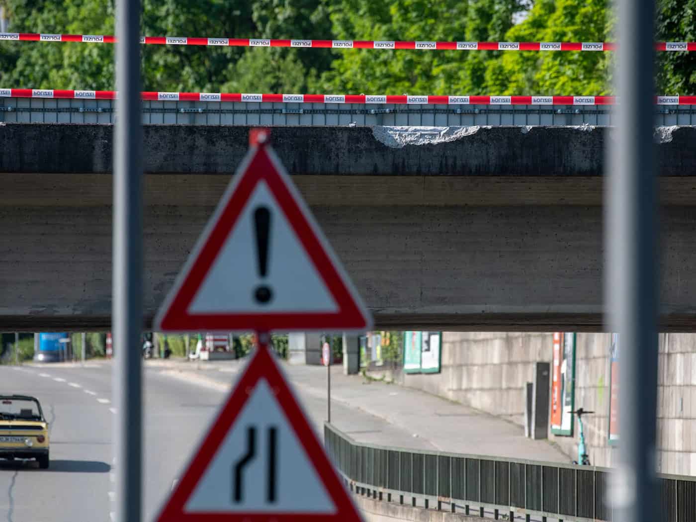 Nach dem Unfall zwischen zwei Güterzügen sind Reparaturarbeiten an der Straße sowie an der Bahnstrecke erforderlich. / Foto: Stefan Puchner/dpa
