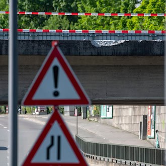 Nach dem Unfall zwischen zwei Güterzügen sind Reparaturarbeiten an der Straße sowie an der Bahnstrecke erforderlich. / Foto: Stefan Puchner/dpa