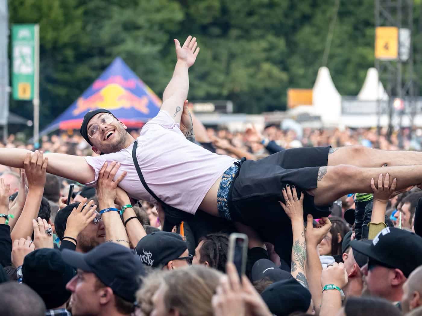 Schon am Donnerstag konnten sich die Musikfans bei Partys auf dem Festivalgelände aufwärmen. (Symbolbild) / Foto: Daniel Karmann/dpa