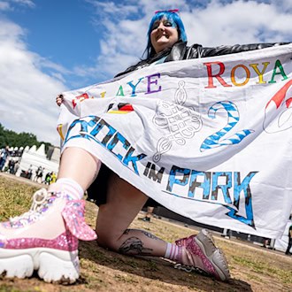 Bei Rock im Park sollen nach Angaben der Veranstalter rund 80.000 Musikfans vor den Bühnen feiern.  / Foto: Daniel Karmann/dpa