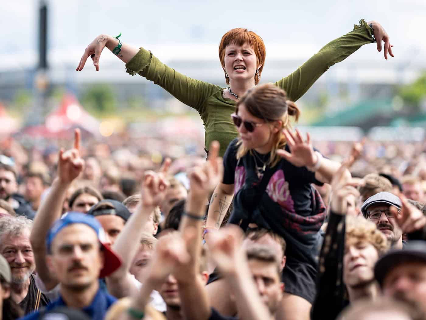 Auch die Anreise der Musikfans und der Ablauf des Open-Airs erfordert viel Logistik. (Archivbild) / Foto: Daniel Karmann/dpa
