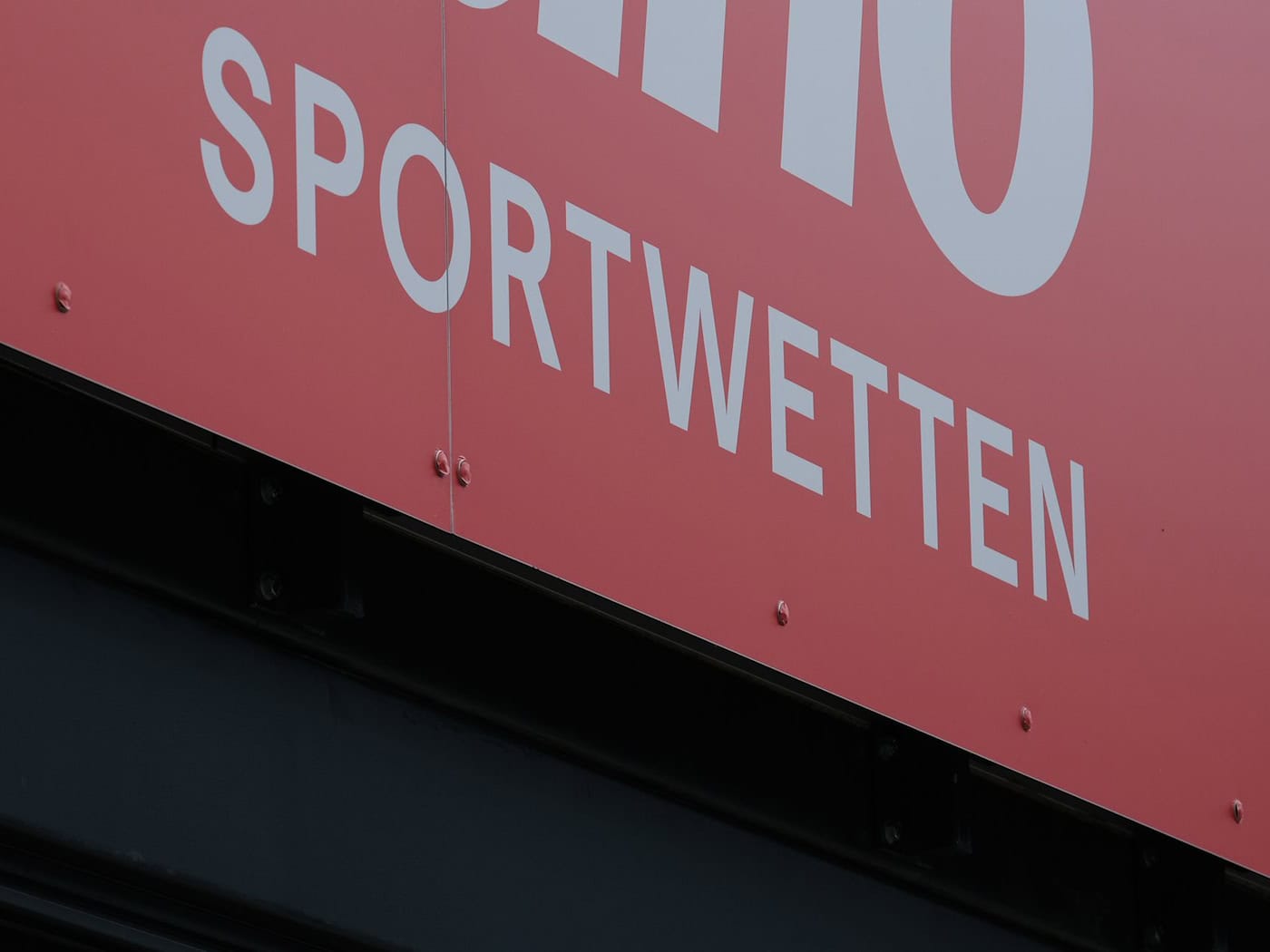 Die Landesstelle Glücksspielsucht in Bayern warnt zur Fußball-WM, dass Sportwetten ein Glücksspiel mit hohem Suchtfaktor sind. (Symbolbild)   / Foto: Bernd Weißbrod/dpa