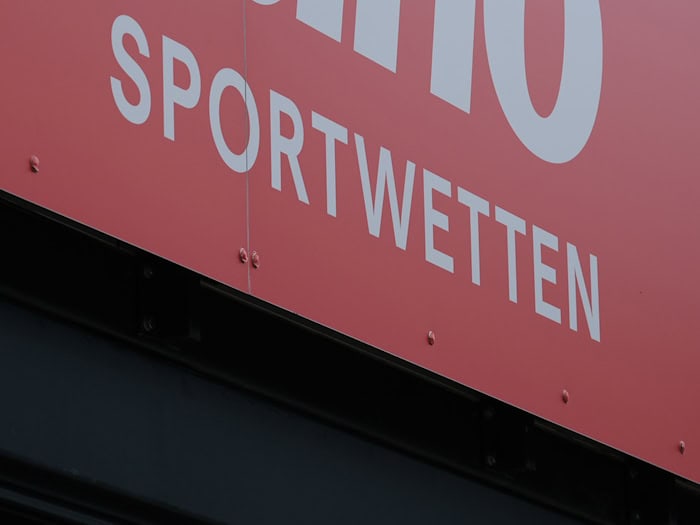 Die Landesstelle Glücksspielsucht in Bayern warnt zur Fußball-WM, dass Sportwetten ein Glücksspiel mit hohem Suchtfaktor sind. (Symbolbild)   / Foto: Bernd Weißbrod/dpa