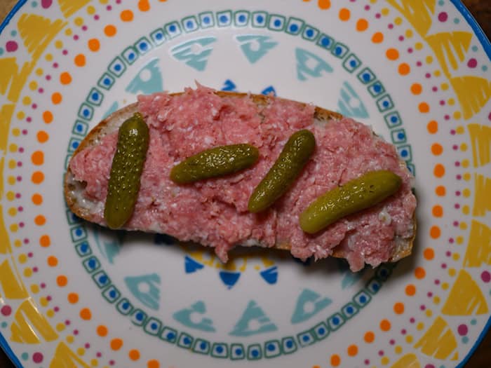 Bestimmte Zwiebelmettwurst-Produkte, die bei Aldi Süd verkauft wurden, können Durchfall-Bakterien enthalten. Der Hersteller Willms Fleisch hat sie am Donnerstag zurückgerufen und vor dem Verzehr gewarnt. (Symbolbild) / Foto: Robert Michael/dpa