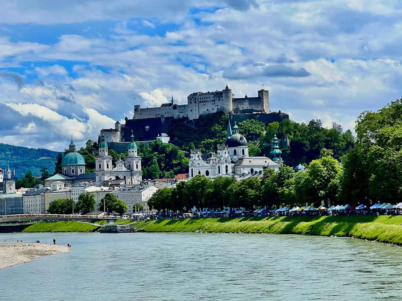 Tagestouristen dürfen im Juli und August nicht mehr mit dem Auto zum Kern des Salzburger Zentrums fahren.  / Foto: Daniela David/dpa-tmn