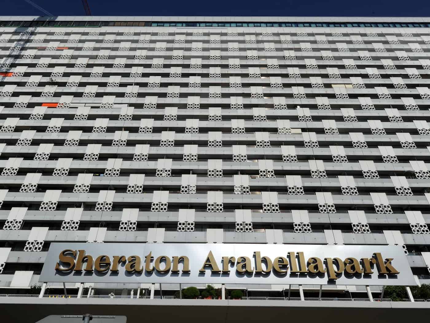 Die Fassade des Arabellahauses und der Eingang zum mittlerweile umbenannten Hotel in dem 73 Meter hohen Gebäude im Jahr 2013. Ab 2013 soll aufwändig saniert werden. (Archiv) / Foto: Tobias Hase/dpa