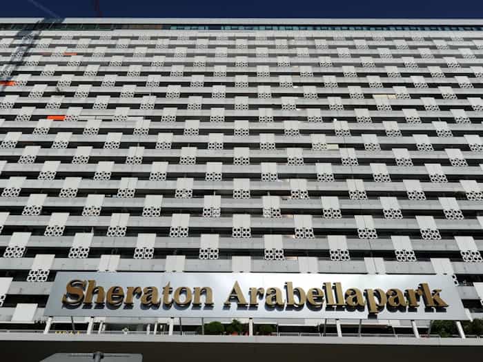 Die Fassade des Arabellahauses und der Eingang zum mittlerweile umbenannten Hotel in dem 73 Meter hohen Gebäude im Jahr 2013. Ab 2013 soll aufwändig saniert werden. (Archiv) / Foto: Tobias Hase/dpa