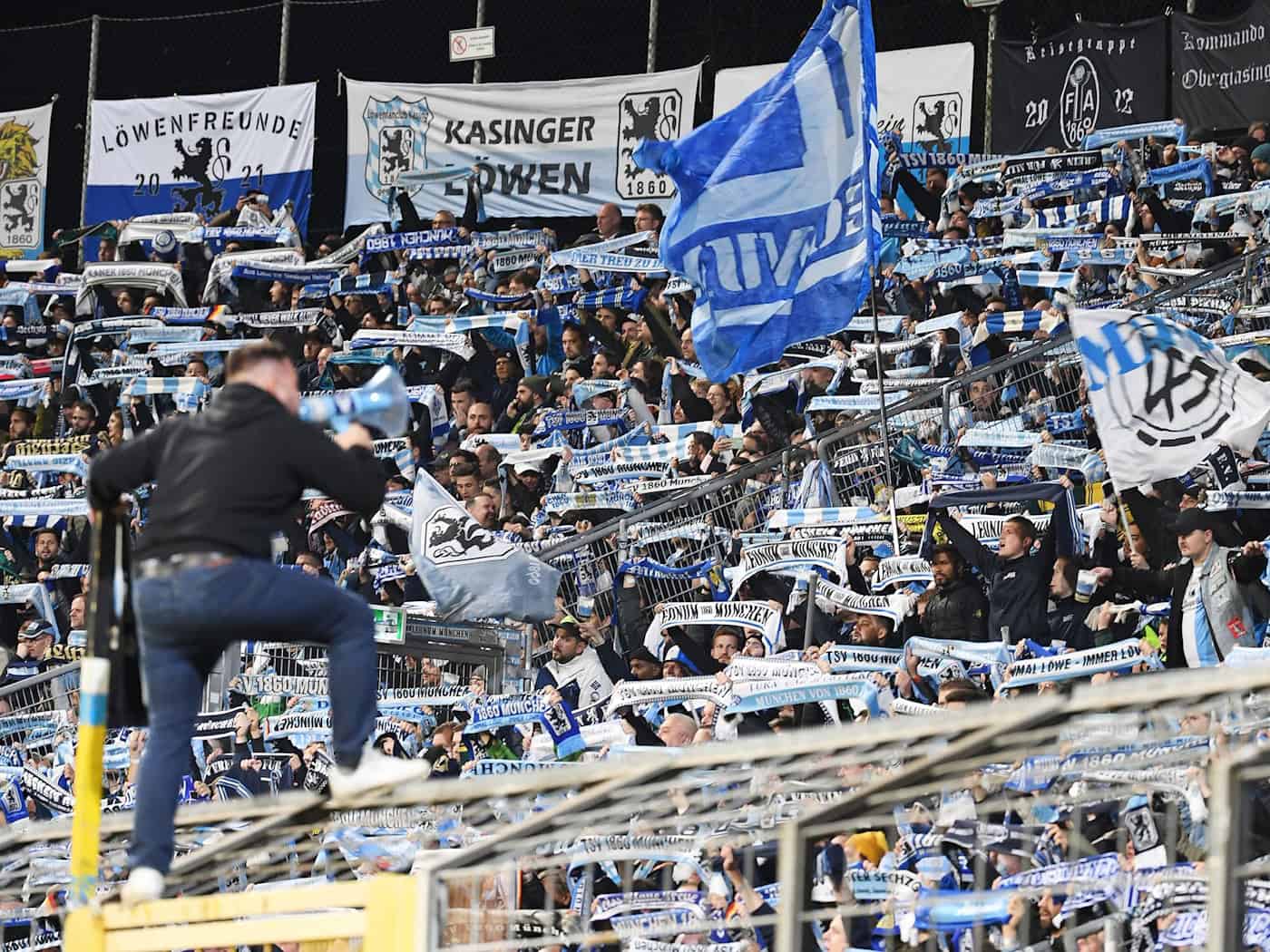 Die Fans des TSV 1860 München trauern. (Archivbild) / Foto: Angelika Warmuth/dpa