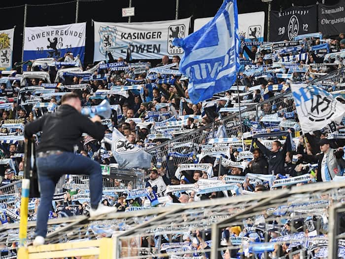 Die Fans des TSV 1860 München trauern. (Archivbild) / Foto: Angelika Warmuth/dpa