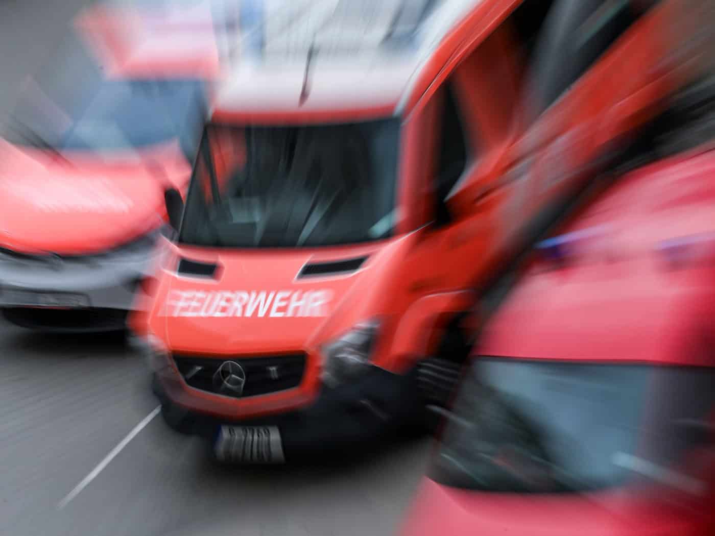 Feuerwehrleute bewahrten ein Wohnhaus vor den Flammen. (Symbolbild) / Foto: Jens Kalaene/dpa