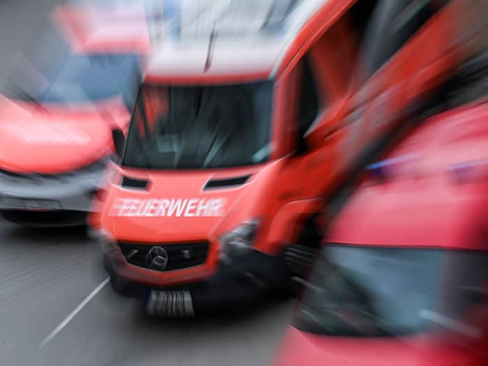Feuerwehrleute bewahrten ein Wohnhaus vor den Flammen. (Symbolbild) / Foto: Jens Kalaene/dpa