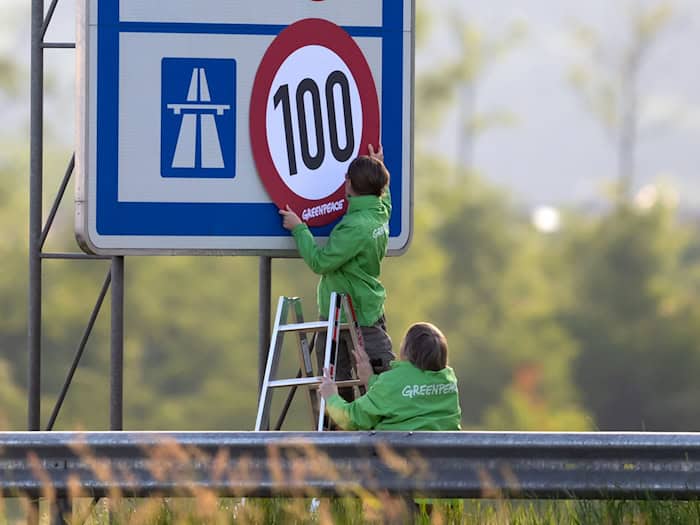 Niederbayern: Polizei ermittelt nach Überkleben von Verkehrsschildern durch Greenpeace